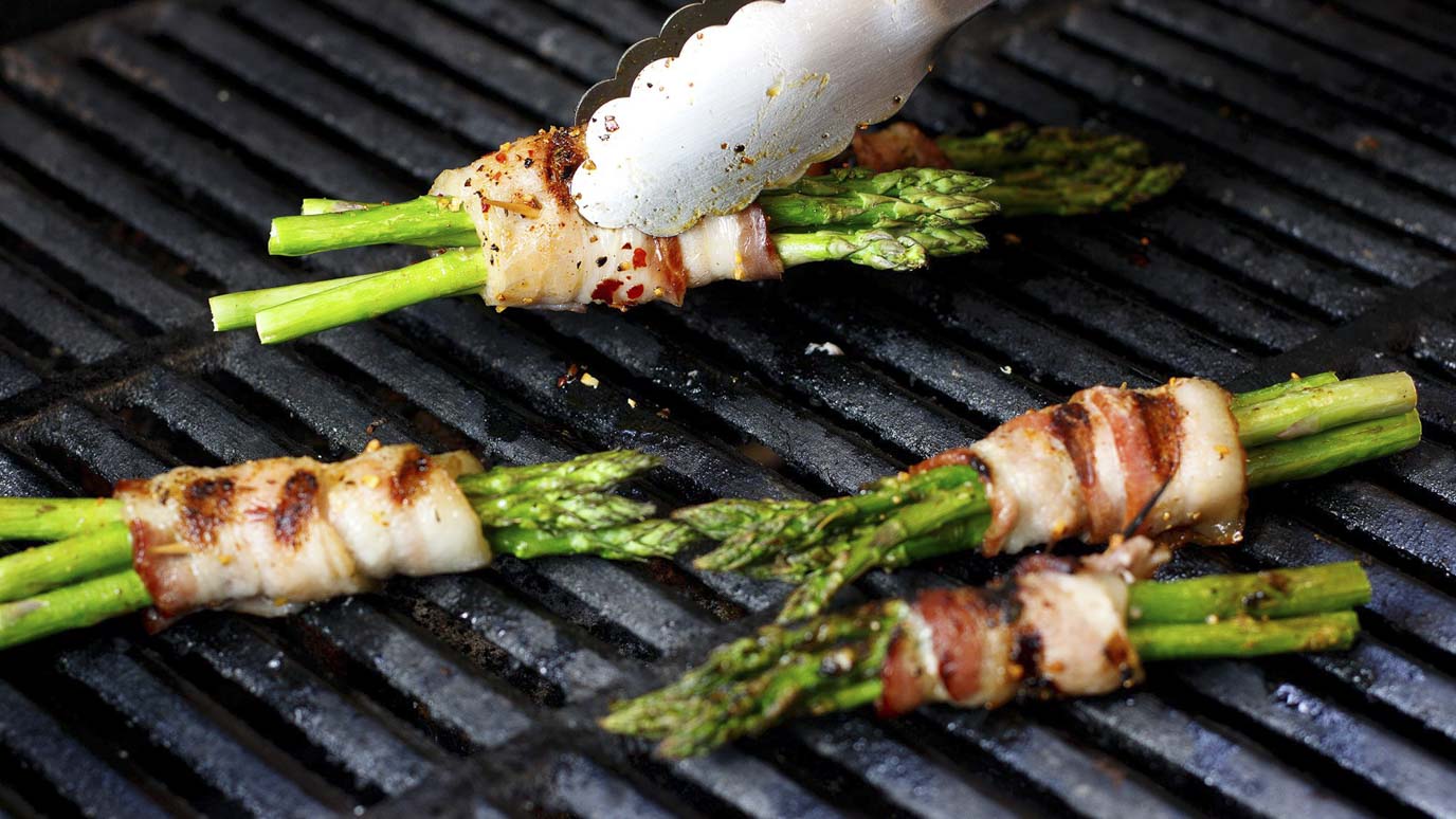 hot_pepper_blackened_bacon_wrapped_grilled_asparagus_2000x1125.jpg