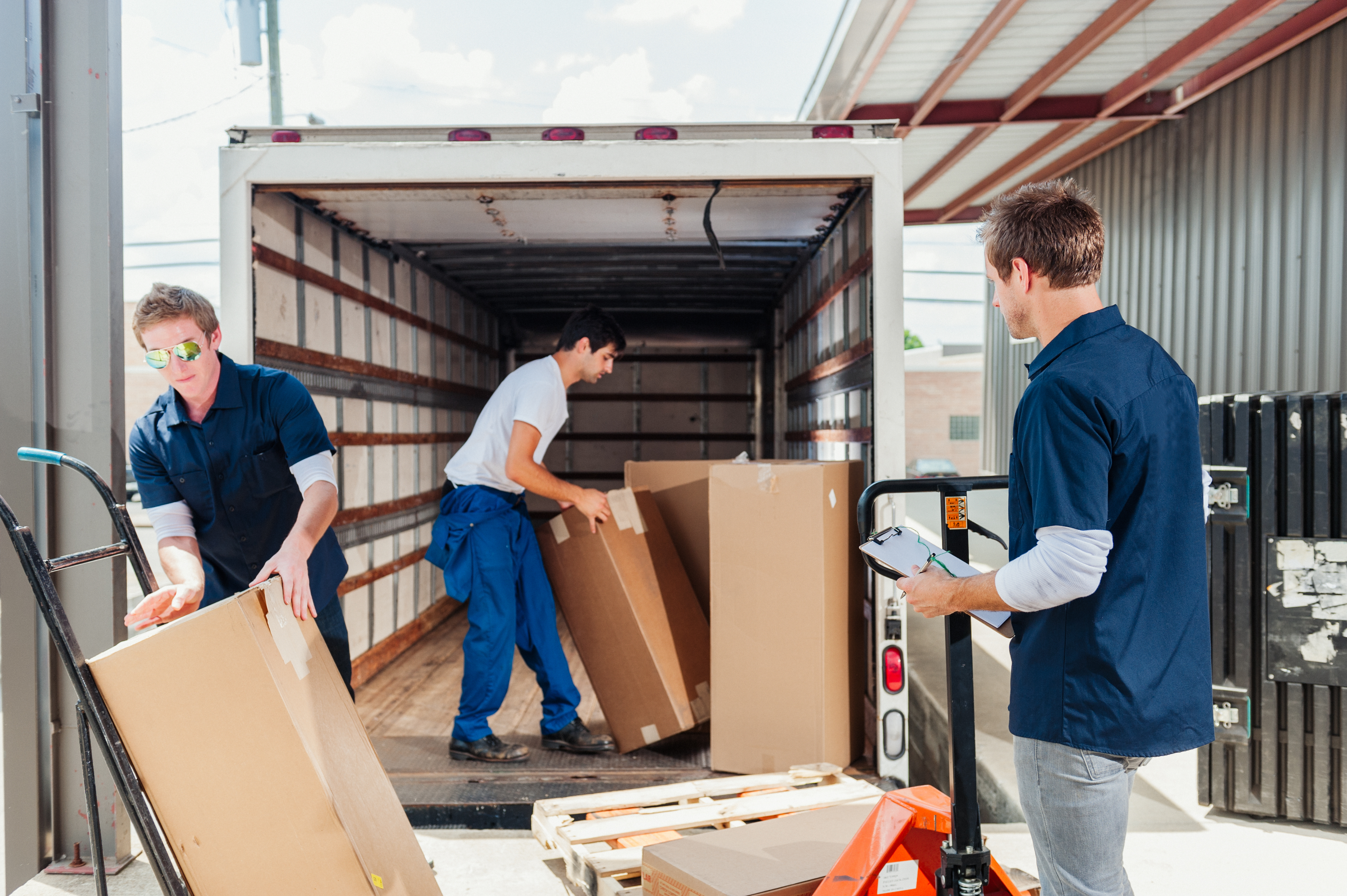 Load unload. Разгрузка товара на складе. Погрузка и разгрузка. Разгрузка, погрузка товара. Разгрузка стройматериалов.