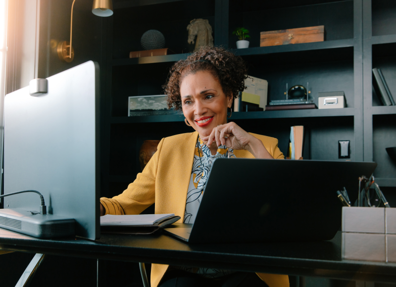 Vrouw die op de computer werkt