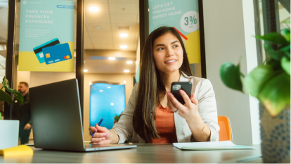 Mulher ao telefone em uma mesa de escritório